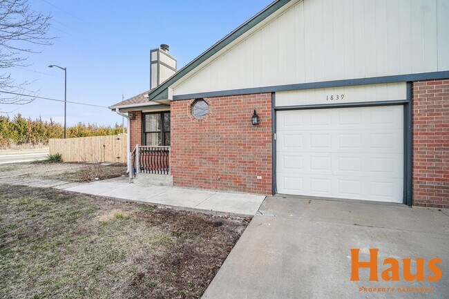 Building Photo - 1839 SE 43rd Terrace