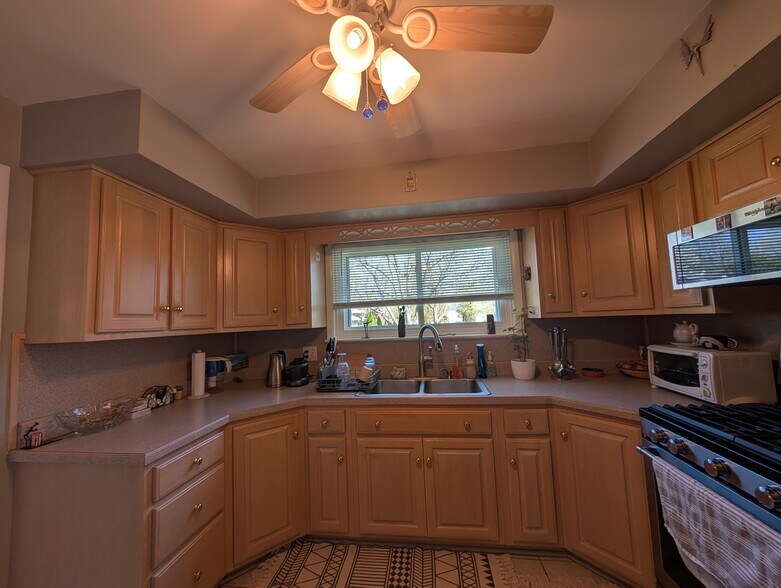 Building Photo - 633 Red Patch Ave