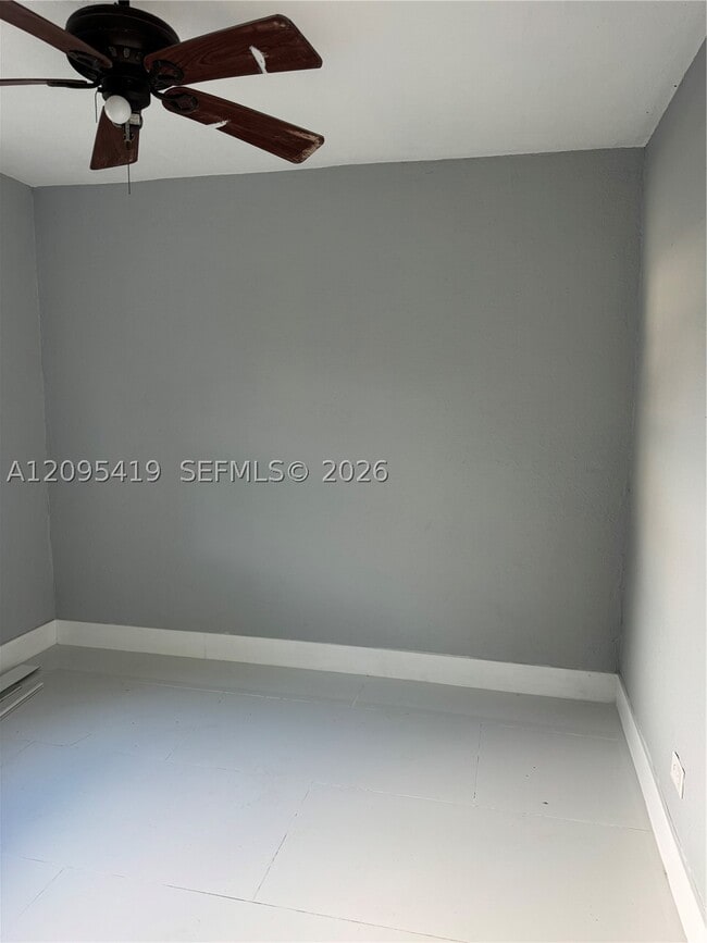 Building Photo - 585 NE 163rd St