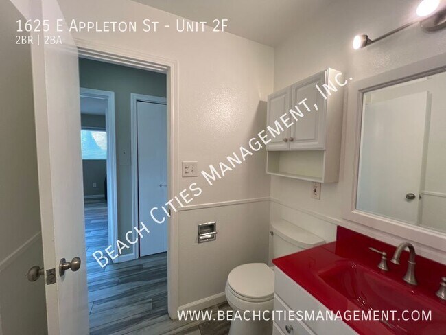 Building Photo - 1625 E Appleton St