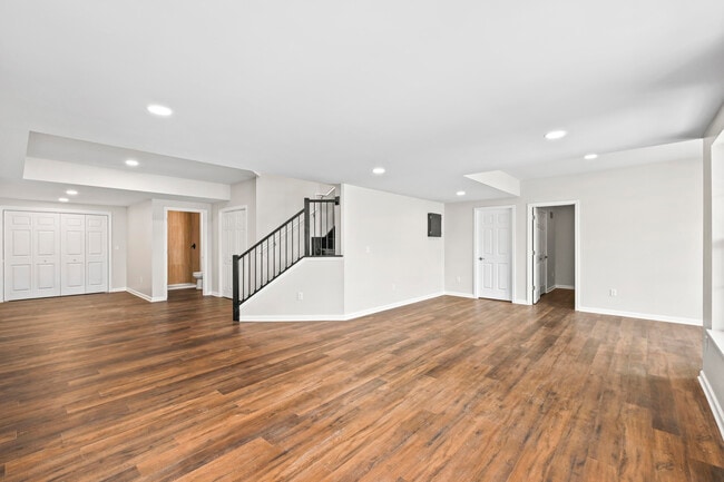 Building Photo - 1868 Forest View Ct