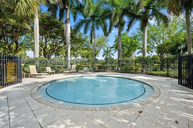 Building Photo - 10771 Versailles Blvd