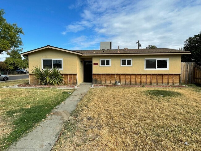 Building Photo - Charming 3-Bedroom, 2-Bath Home – Availabl...