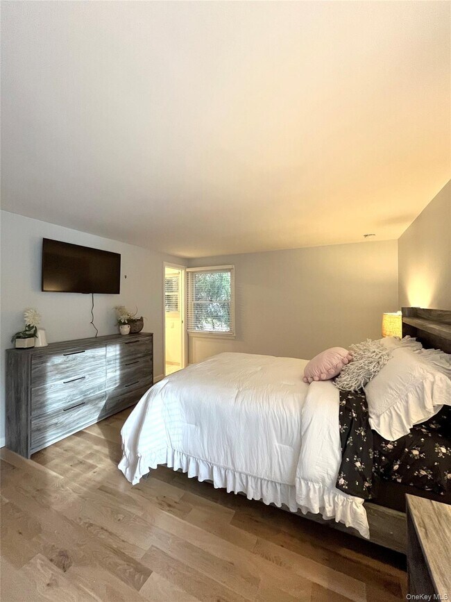 Building Photo - 25 Squires Ave