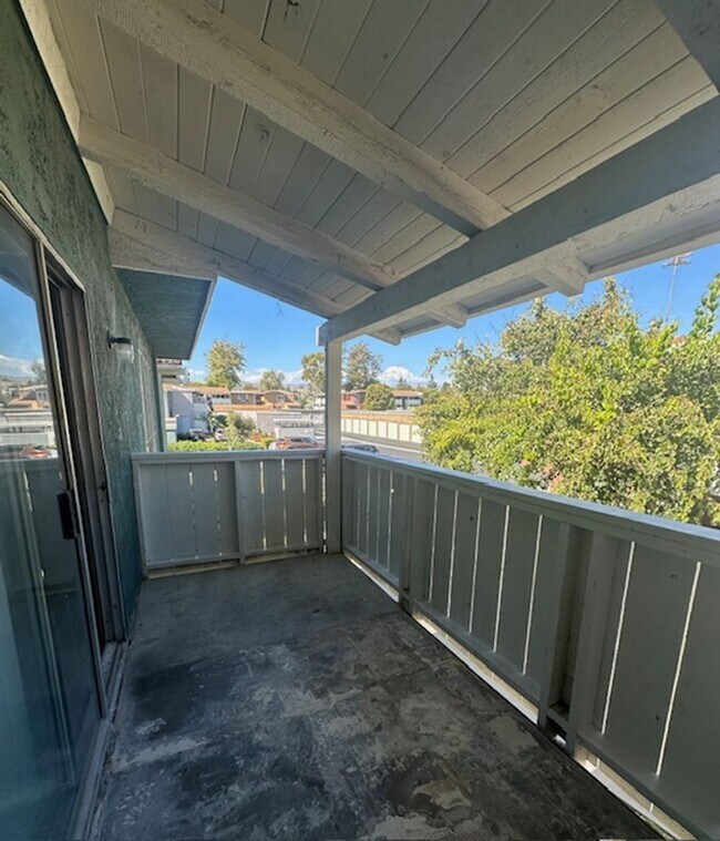 Building Photo - 3 BEDROOM PEPPERTREE CONDO IN VENTURA