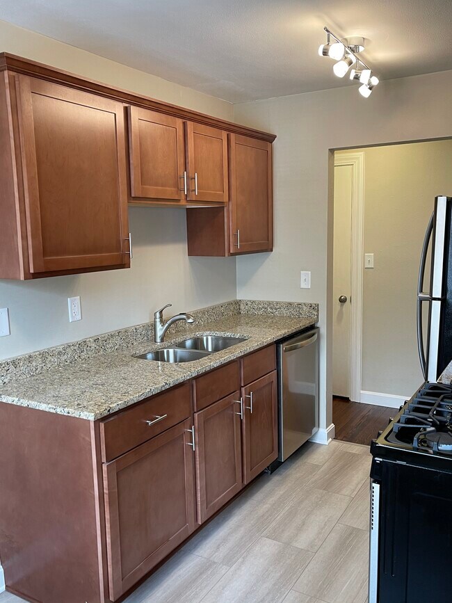 Kitchen diswasher - 1511 7th St W