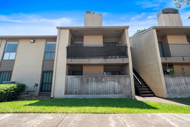 Building Photo - 3300 Pebblebrook Dr