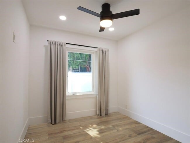 Building Photo - 446 W 40th St
