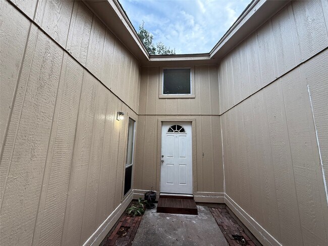 Building Photo - 16002 Havenhurst Dr