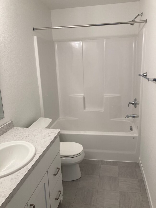 Building Photo - 4 Bed  3 Bath Twin Home