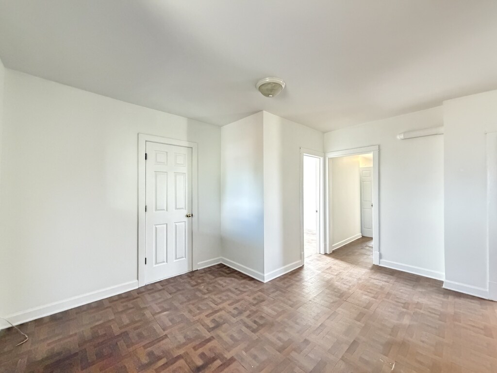 Building Photo - 1609 N McVicker Ave
