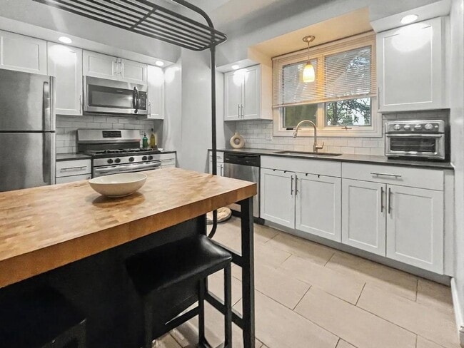 Interior Photo - 114 Walnut Avenue
