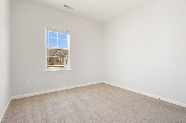 Building Photo - 3 Bed 2.5 Bath End Unit at Winsford At the Park!