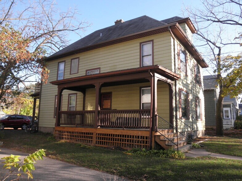 Entry - 211 S Mills St