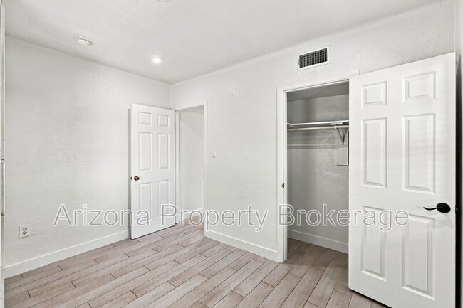 Building Photo - 1128 E Almeria Rd