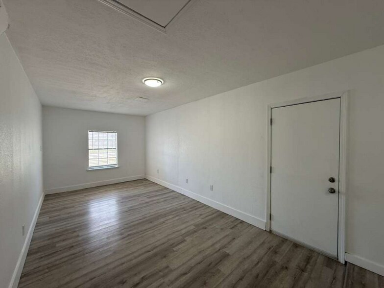 Building Photo - 164 Lost Forest St