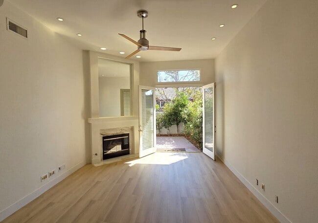 Building Photo - 3055 E Hillcrest Dr
