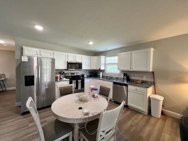 Building Photo - Equestrian getaway Wilmington, Long stays ...