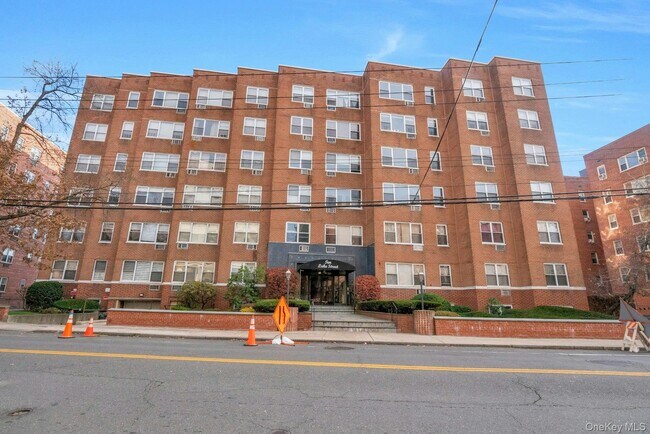 Building Photo - 10 Lake St