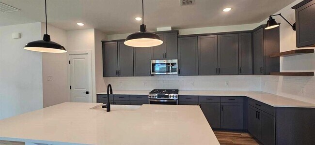 Building Photo - 8411 Bay Rdg Cir