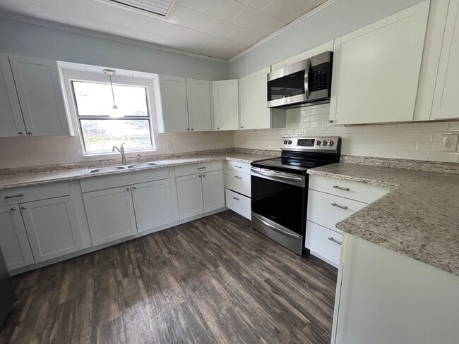 Building Photo - Spacious 4-Bedroom Brick Home on 1 Acre – ...