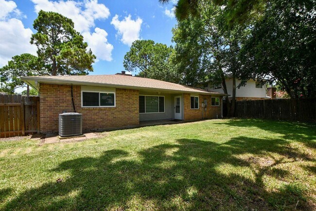 Building Photo - 16823 Cobble Ridge Dr