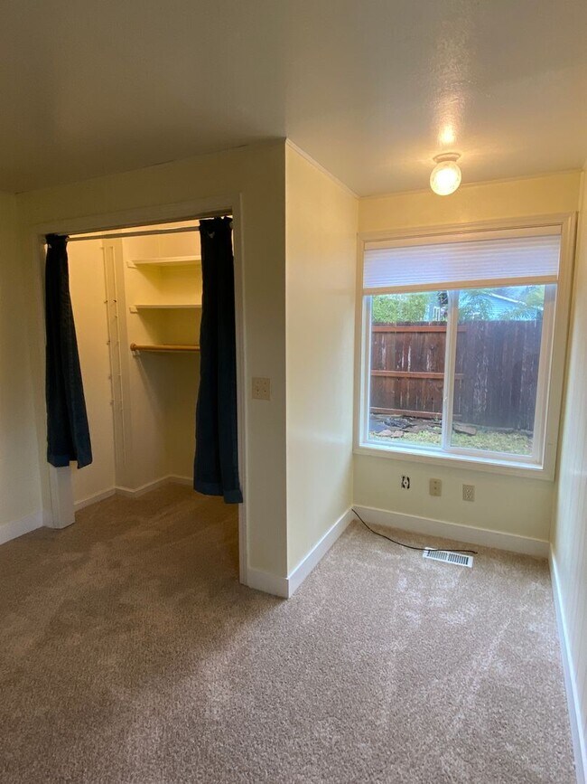 Building Photo - Spacious 4 Bedroom House in South Town!