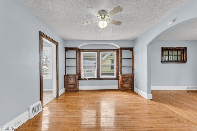 Building Photo - 10302 Parkview Ave