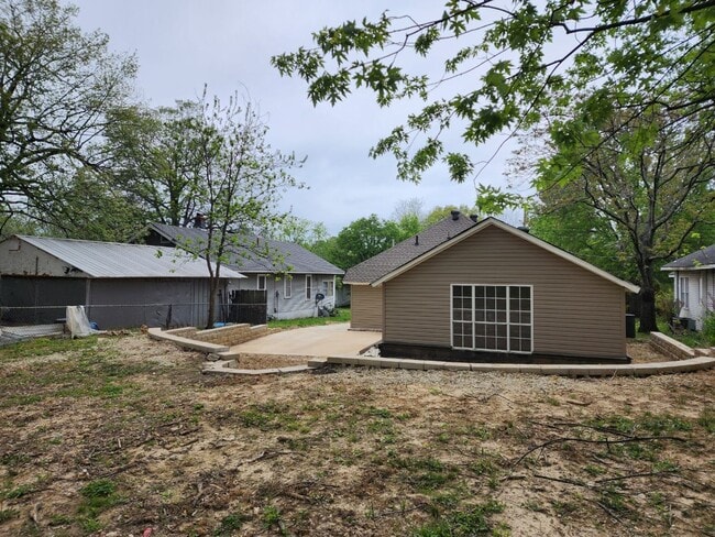 Building Photo - 4 Bed / 3 bath Downtown Jonesboro