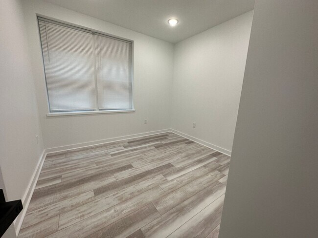 Building Photo - Renovated 2BR/2BA w/ Private Yard, Porch & In-Unit Laundry