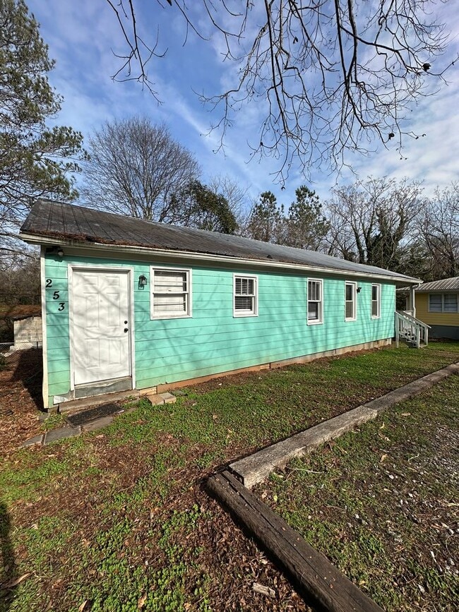 Building Photo - In town - 3 Bedroom, 1 bathroom house move-in ready