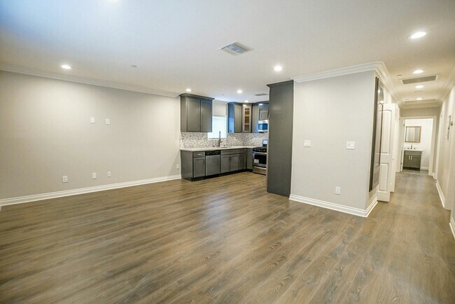 Building Photo - 1118-1118 1/2 W 39th Pl