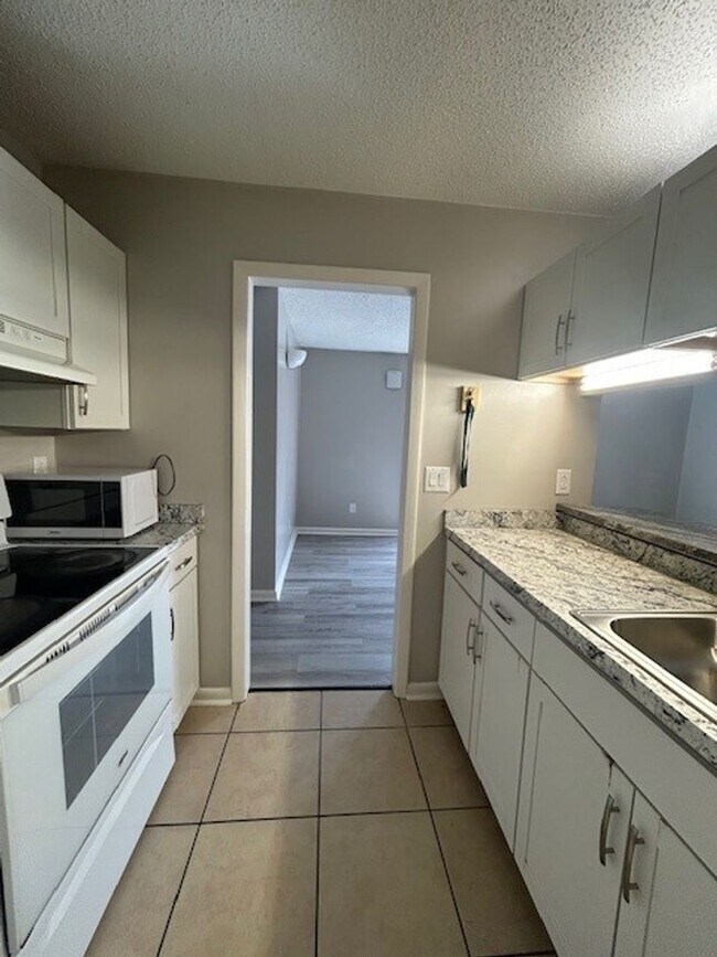 Building Photo - 9505D University Terrace