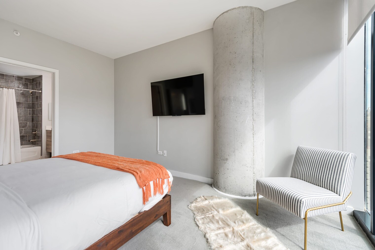 Building Photo - 823 N Clark St