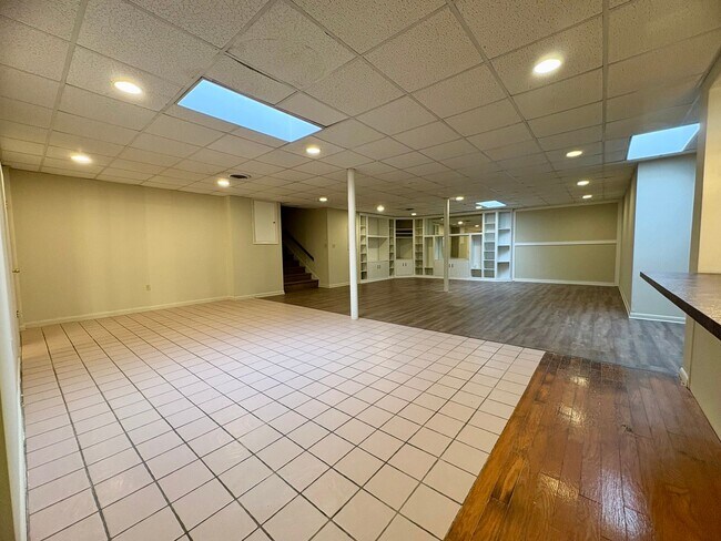 Building Photo - 1325 W Poplar St