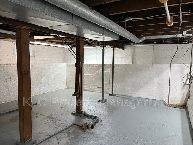 Building Photo - 3116 E 7th St