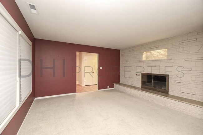 Building Photo - SPACIOUS MIDCENTURY HOME IN LONGVIEW'S CASCADE WAY NEIGHBORHOOD FOR RENT