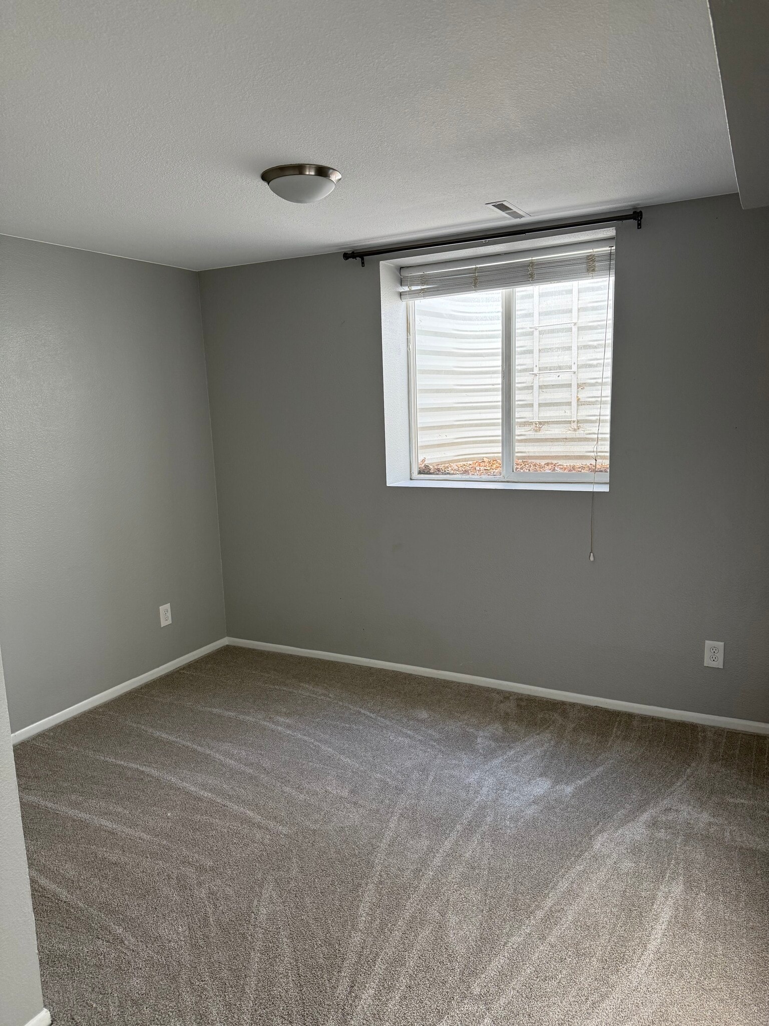 Building Photo - 1917 Oakwood Dr