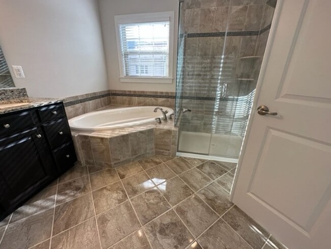 Building Photo - Gorgeous 4-Bed 3.5-Bath Townhouse next to ...