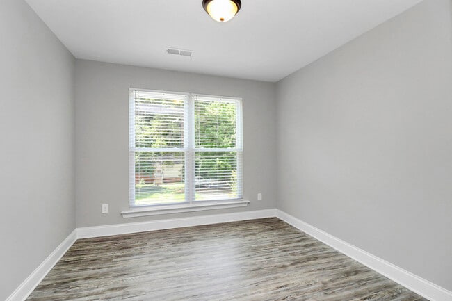 Building Photo - 911 Yellowstone Dr