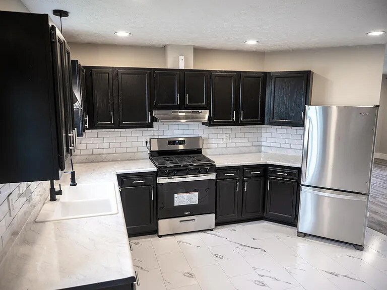 Building Photo - 916 E Dixon St