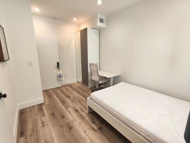 Building Photo - 3020 Normandie Ave