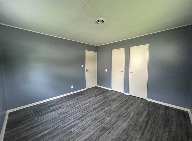 Building Photo - 231 Lindenwood Dr