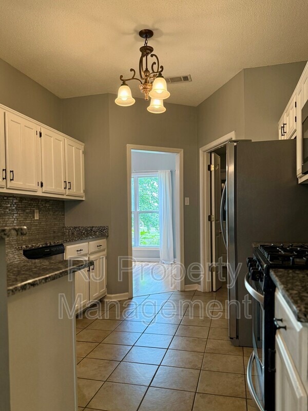 Building Photo - 6095 E Everett Hill Cir