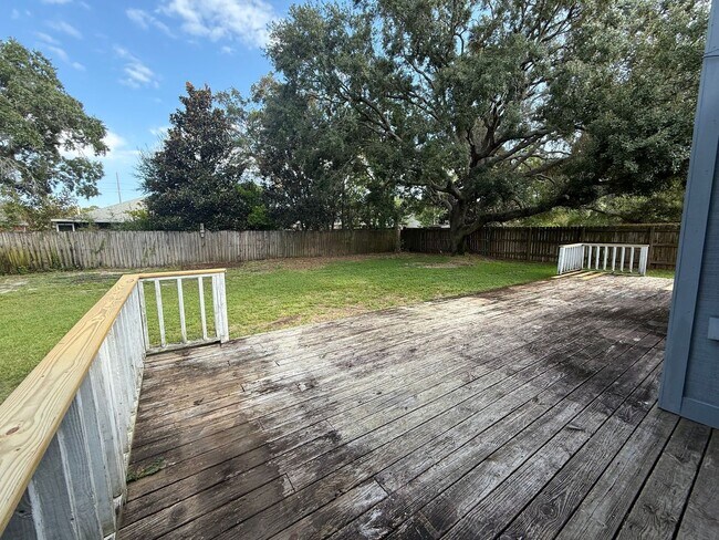 Building Photo - Gulf Breeze - Paradise Bay - 3 bedroom, 2 bathroom w/ lawn care included