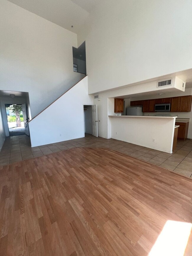 Building Photo - AVAILABLE NOW: 3 Bedroom Townhome Westside...