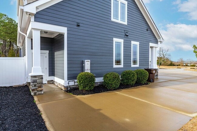 Building Photo - Studio Garage Apartment