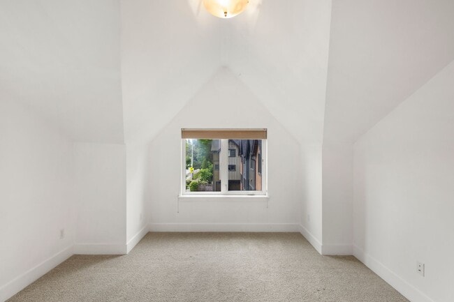 Building Photo - West Seattle - Large Bright 2 Bedroom 1.75 bath Delridge Townhouse