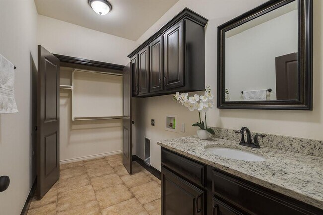 Building Photo - 2313 E Kellan Ct Terrace