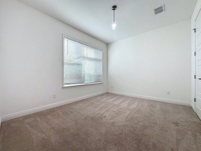 Building Photo - 10090 Sunnifa Aly